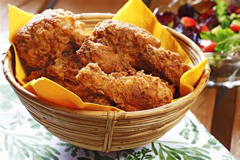 Sift together the flour, panko breadcrumbs, seasoned salt, onion powder, garlic powder and paprika. Crunchy Fried Chicken - Eat Well