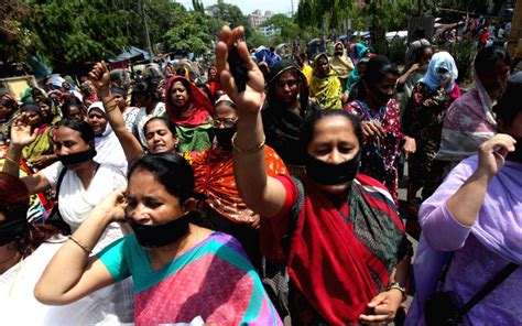 bangladeshi women protest islamist attack