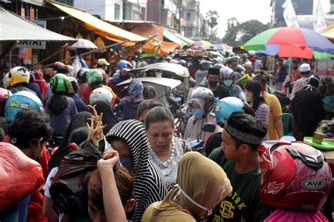Potret Keramaian Pasar Di Berbagai Daerah Jelang Lebaran