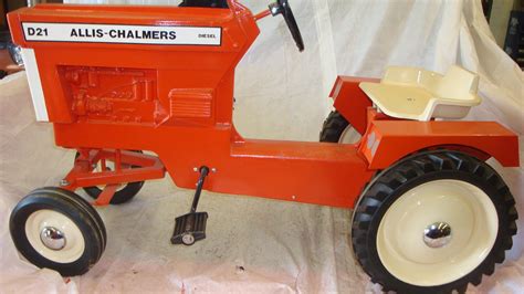 Allis Chalmers D 21 Pedal Tractor M279 Davenport 2014