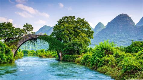 Dragon Bridge на Li River In Yangshuo China Photo