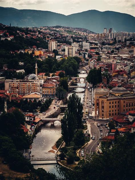Stadt Von Sarajevo Mit Fluss Miljacka Stockbild - Bild von ...