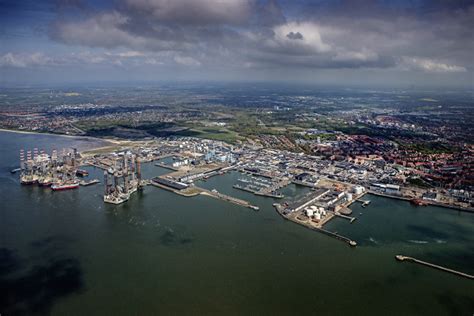 Efter nederlaget i 1864 var der behov for en havn på den jyske vestkyst til erstatning for de tabte havne mod syd. Esbjerg Havn fylder 150 år - Transportmagasinet