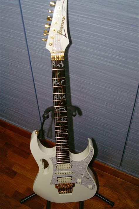 Jem and the holograms are touring to promote literacy. ザギターオタク The Guitar Otaku: Ibanez Jem 7v "MNB"