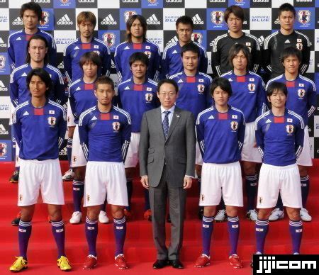 The site owner hides the web page description. 新ユニホームを披露する日本代表と岡田武史監督：サッカー ...