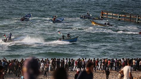 İsrail'in yoğun bombardımanı altında olan gazze şeridi'nde hayatını kaybedenler için cenaze töreni düzenlendi. İsrail askerleri Gazze Şeridi'nde bir Filistinliyi şehit etti