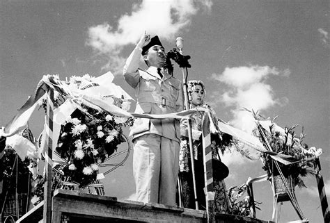 Semua tentang soekarno atau sukarno, soekarno biography, profil soekarno, kepemimpinan soekarno, gambar soekarno, video soekarno, dewi soekarno, soekarno indonesia, soekarno hatta. 'Wordt het geen tijd voor het Soekarnoplein?' | Het Parool