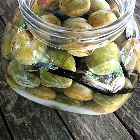 Prunes Reine Claude à leau de vie de Les petits plats du Prince et ses