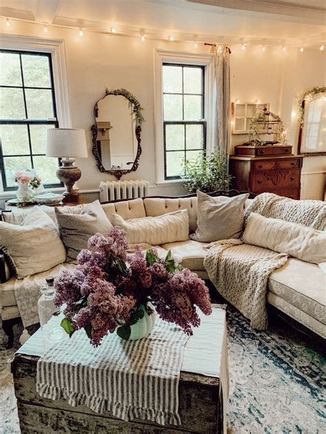 Cozy Vintage Farmhouse Rustic Living Room Fresh Flowers Country