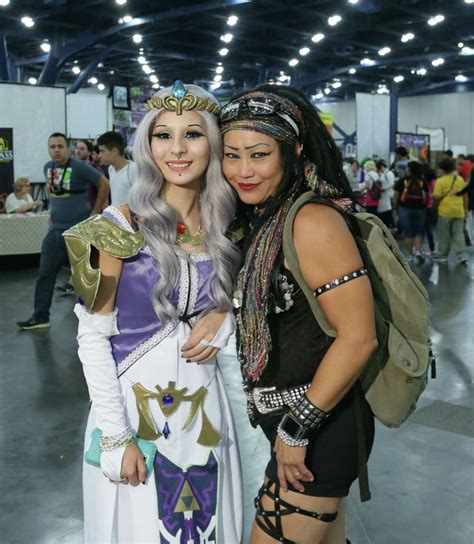 Photos See Fans In Amazing Costumes At Houston Comic Con