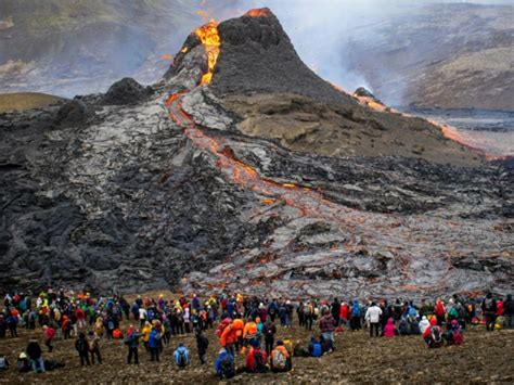 En Islande Léruption Volcanique Devient Lattraction Du Moment
