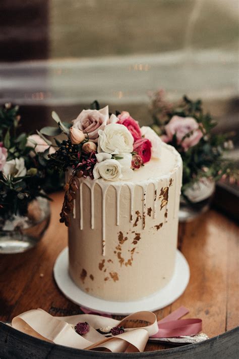 25 Delish Floral And Fruity Wedding Cakes Hello May Fruit Wedding Cake Cool Wedding Cakes