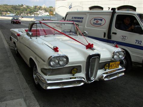 Une Fortune Dans Les Rues De La Havane Edsel Est Une Marqu Flickr