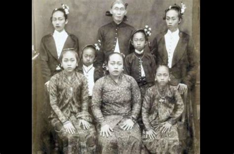 Foto Jadul Keluarga Ningrat Di Jawa Tahun 1900 Netizen Soroti Hal Ini