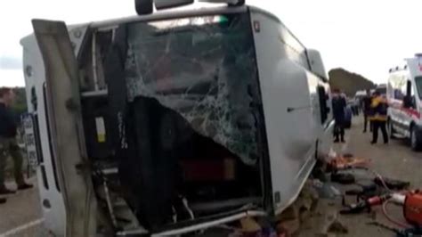 Antalya da tur otobüsü devrildi 1 ölü 22 yaralı