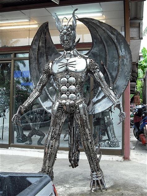 Dscf0774 Giant Metallic Robot Sculpture Made From Scrap Metal By