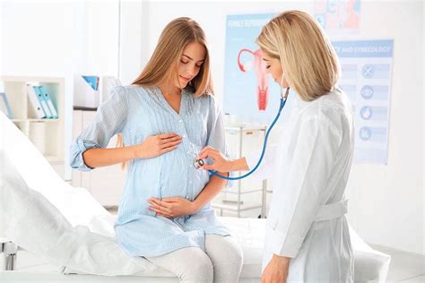 في دراسة في عام 2002 لمراجعة سجلات الولادة في عمليات التلقيح الصناعي في أستراليا الغربية قد وجد أن أطفال التلقيح الاصطناعي لديهم ضعف احتمال وجود عيوب الخلقية عن الولادات الطبيعية. غرفة الولادة الولادة الطبيعية في المنزل بمساعدة الزوج