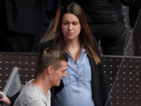 Toni kroos is a midfielder and is 6' and weighs 163 pounds. Schwanger bei der EM: Das ist Toni Kroos' Ehefrau Jessica ...