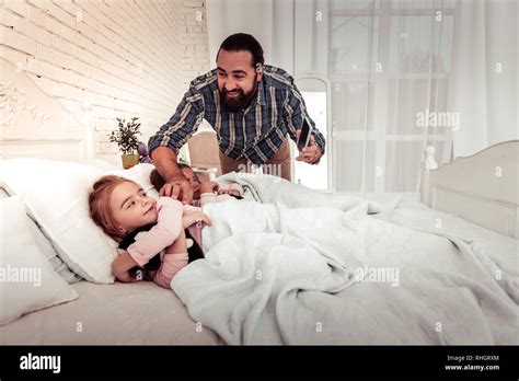 Encantado Hombre Feliz Despertar Su Hija Fotografía De Stock Alamy