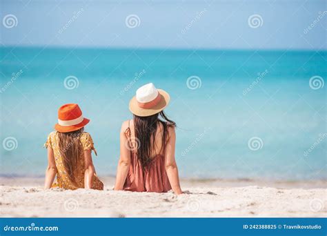 Belle Mère Et Fille à La Plage Profiter Des Vacances D été Image stock Image du amour île