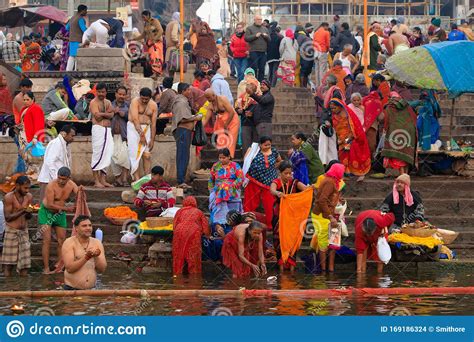 Banho Sagrado Do Rio Hindu Ganges Imagem De Stock Editorial Imagem De Colorido Peregrino
