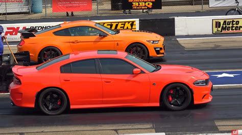 Ford Mustang Shelby Gt500 Drag Races Dodge Charger Hellcat Doesnt Go