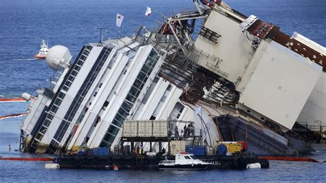 19 Stunden Manöver Wrack Der Costa Concordia Steht Wieder Aufrecht