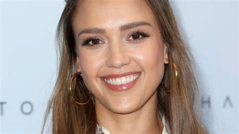 Jessica Albas Photo Of Herself Breastfeeding At Target Is Seriously So