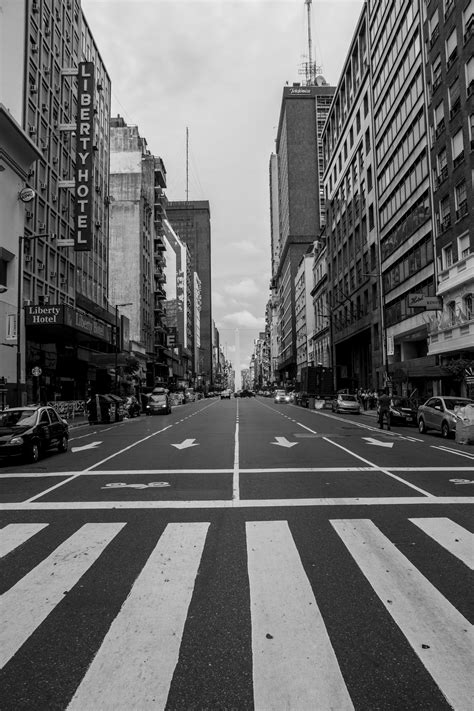무료 이미지 보행자 검정색과 흰색 도로 거리 시티 도시 풍경 도심 선 단색화 레인 하부 구조 모양