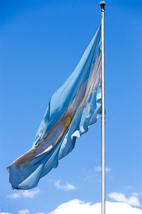 Bandera Argentina Ondeando Contra Un Cielo Azul Foto De Archivo