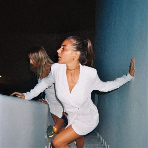La robe portefeuille blanche portée par Danae sur le compte Instagram