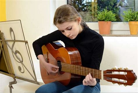 COMMENT CHOISIR UNE GUITARE POUR UN ENFANT CHOISIR UNE GUITARE POUR