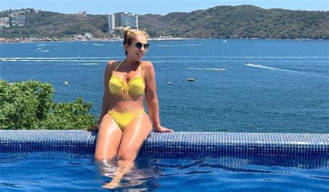 Rocío Sánchez Azuara Posa En Bikini Amarillo A Sus Casi Seis Décadas Fama