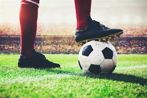 Jugador De Fútbol Soccer Pisa La Pelota En El Saque De Línea Foto Premium