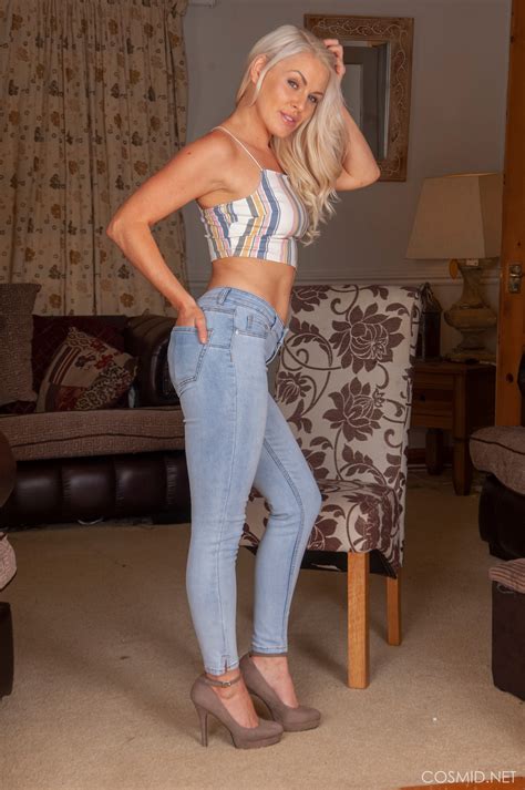 Blonde MILF Fergie Armstrong Peels Off Her Tight Jeans Revealing Her