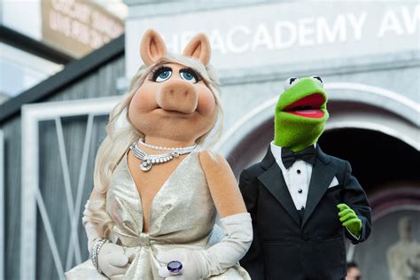 Hi Res Photos Of Kermit And Miss Piggy Arriving At The Oscars Ramas
