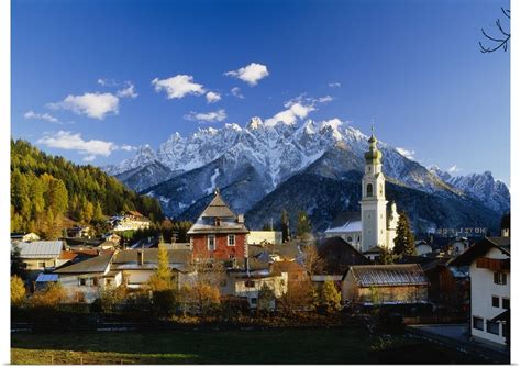Der cortina toblach / dobbiaco run 2013 war angesagt. Italy, South Tyrol, Bolzano, Dobbiaco (Toblach) village ...