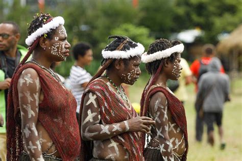 Pakaian Adat Papua Barat Pakaian Adat Papua Barat Lengkap Gambar Dan