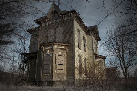 13 Real Life Haunted Houses And The Horror Stories That Go With Them