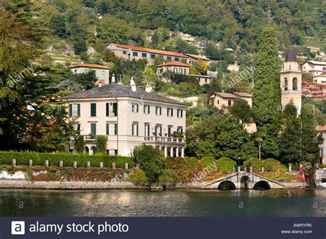Zu der villa gehört ein riesiger schöner gepflegter garten. George Clooney s Villa Comer See Italien Stockfoto, Bild ...