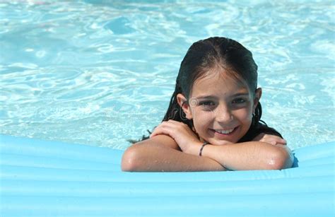 Chica Joven Bonita En Una Piscina Imagen De Archivo Imagen De Feliz