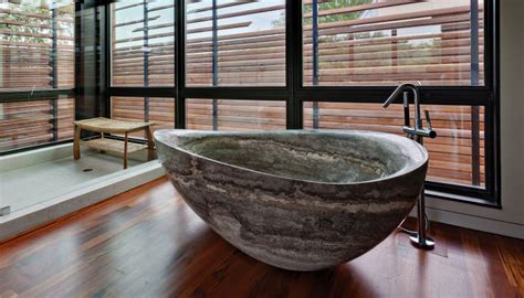 To decorate bathrooms with huge bathtubs, there are many practical and decorative solutions for small bathrooms that will allow us, even without space to enjoy a huge bathtub. 30 Stone Bathtubs That Will Rock Your Bathroom (In Pictures)