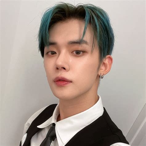 Yeonjun Txt Lq Icon Selca Blue Hair Suit Txt Icon Blue Hair