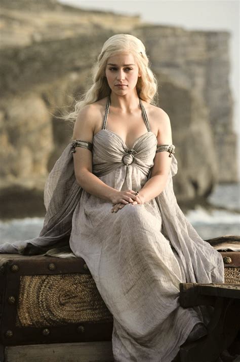Style Icon: Emilia Clarke as Queen Daenerys Targaryen in Game of ...