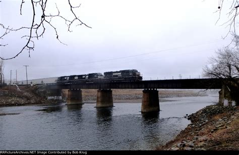 Ns 2524 Leads An Eastbound Manifest Over The Lehigh River Bridge At The