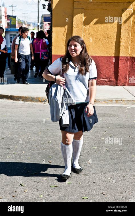 Teenager Mexikanischen High School Mädchen In Uniform Mit Weißen Kniestrümpfen überquert Die