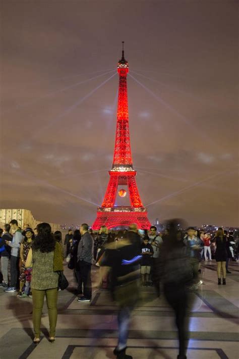 Bienvenue sur le compte officiel de la #toureiffel! La Tour Eiffel évacue par erreur... 1000 personnes ! - Closer