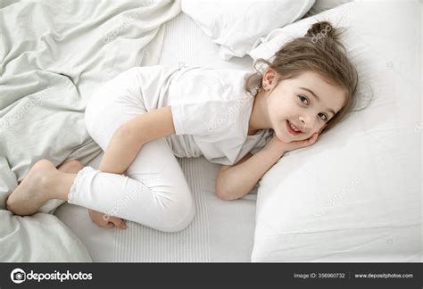Roztomilá Holčička Spí Bílé Posteli Koncept Vývoje Dítěte Spánku Pohled