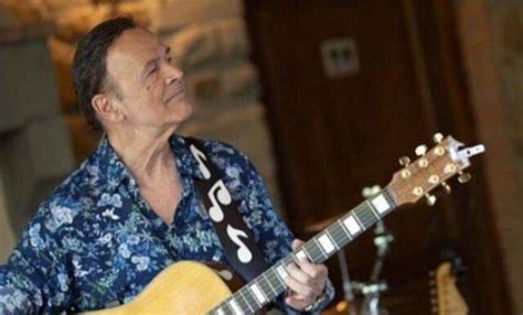 Dodi battaglia ed enrico ruggeri cantano dammi ancora un minuto dei pooh dal dodi day del 1 giugno 2018, il grande live per festeggiare il compleanno e i 50. Dodi Battaglia ha abbandonato il figlio Daniele? Il ...
