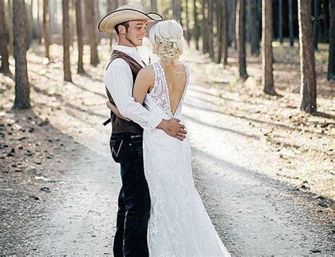 Wedding songs for country music lovers offer a range of choices for the bride/groom first dance, father/daughter dance and mother/son dance. 200+ Of The Best Of Country Wedding Songs For Your 2018 ...